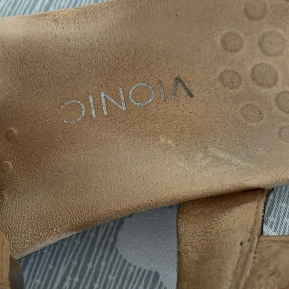 Size 8 pre owned Vionic Sandler black patten leather. Great condition - Picture 2 of 5